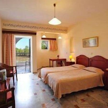 Ilaria Hotel Kalamákion Екстериор снимка
