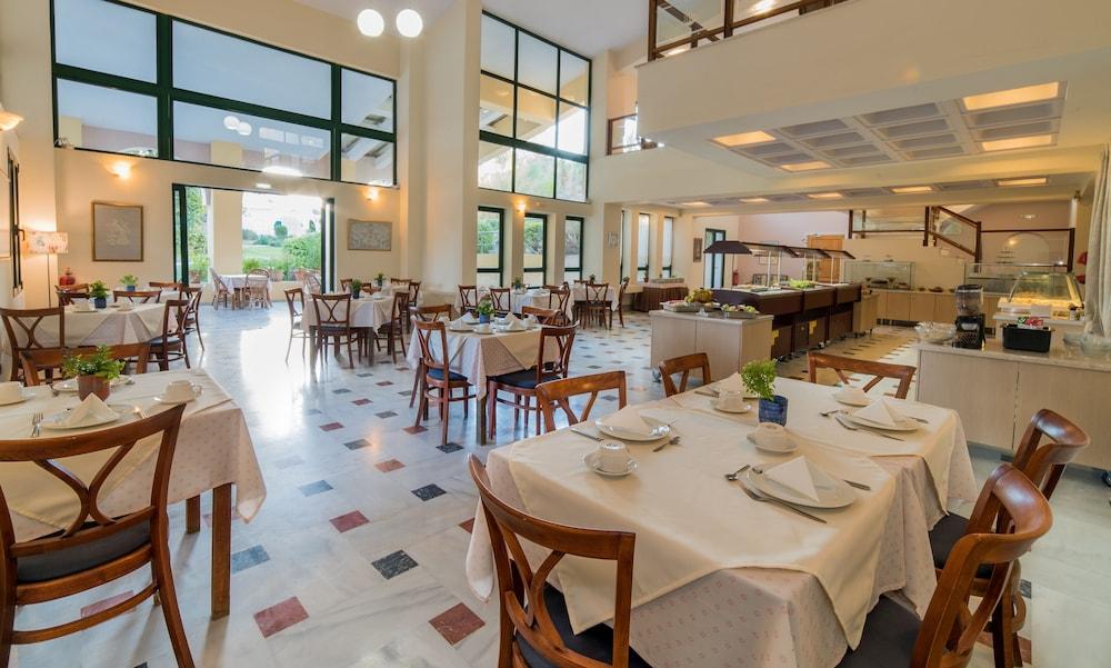 Ilaria Hotel Kalamákion Екстериор снимка