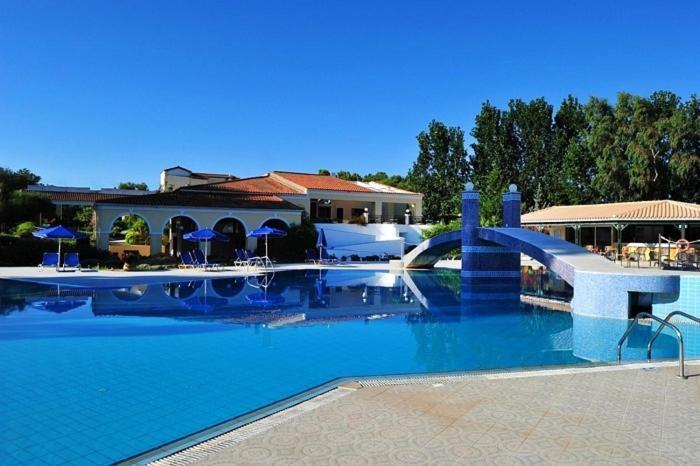 Ilaria Hotel Kalamákion Екстериор снимка