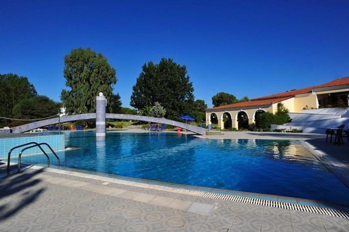 Ilaria Hotel Kalamákion Екстериор снимка